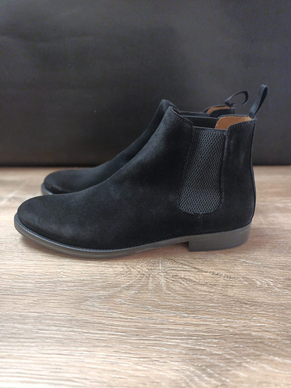 Chelsea Boots in Black Suede