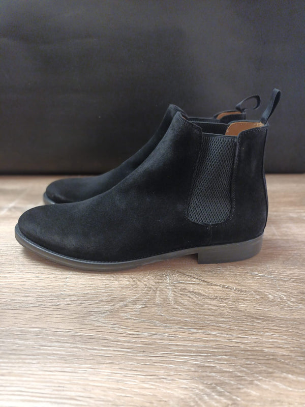 Chelsea Boots in Black Suede