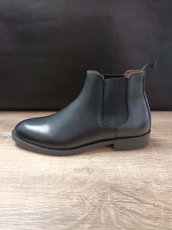 Chelsea Boots in Black